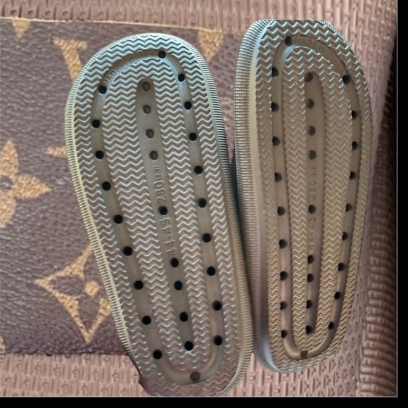 Louis Vuitton Custom Pool Slides 12 - Picture 2 of 2
